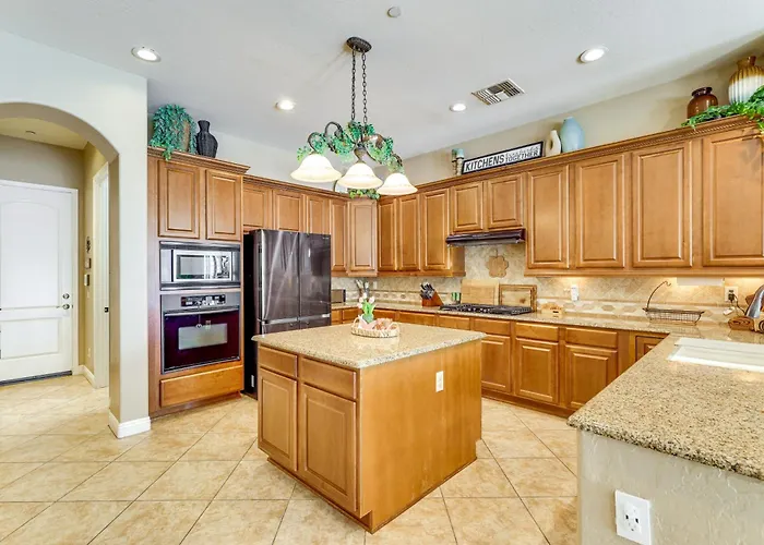 Pool, Hot Tub, Toys! Family Home, 4 Mi To Luke Afb Holiday home *